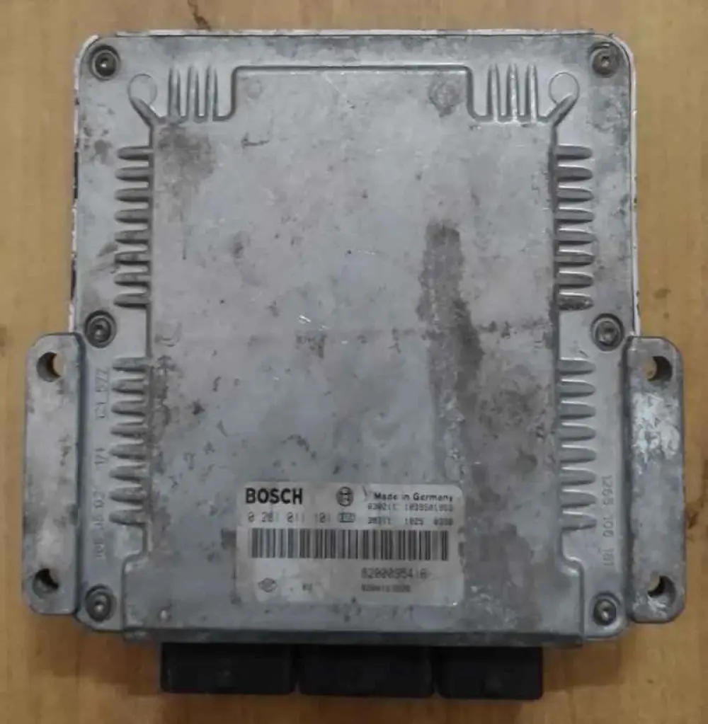 RENAULT LAGUNA Calculateur moteur RENAULT LAGUNA; 0 281 011 101 / Référence 1: 8200095416  Référence 2: 8200163528