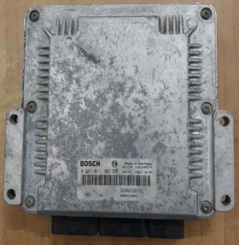 RENAULT LAGUNA Calculateur moteur RENAULT LAGUNA; 0 281 011 102 / Référence: 8200222133  Autre référence: 8200153945