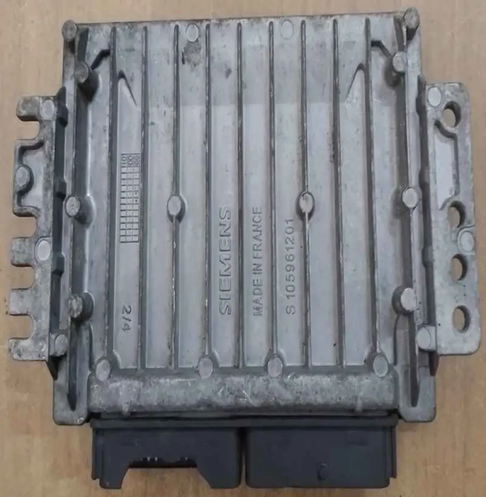 RENAULT SCENIC Calculateur moteur RENAULT SCENIC; S110030030 B