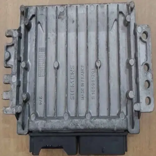 RENAULT SCENIC Calculateur moteur RENAULT SCENIC; S110030030 B