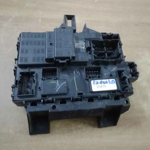 FORD EXPLORER 2011-2014 BOITIER DE JONCTON DE FUSIBLE ET BLOC D'ALIMENTATION DE RELAIS FORD EXPLORER 2011-2014