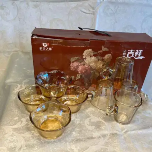 Bol en Verre Élégant en Forme de Pétale de Fleur : Une Pièce Décorative Raffinée.