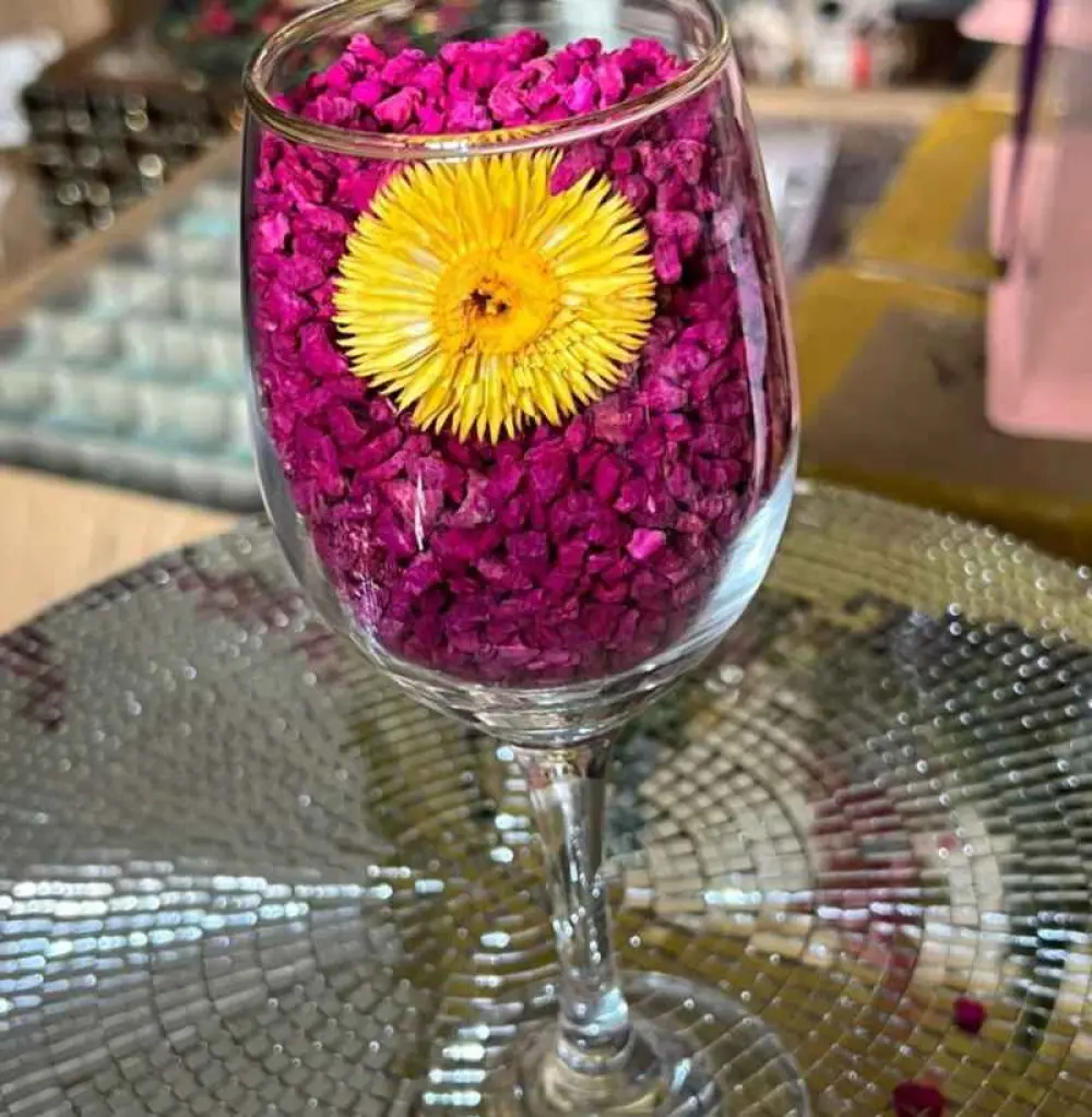 Eclat Floral : Harmonie de Couleurs dans un Verre