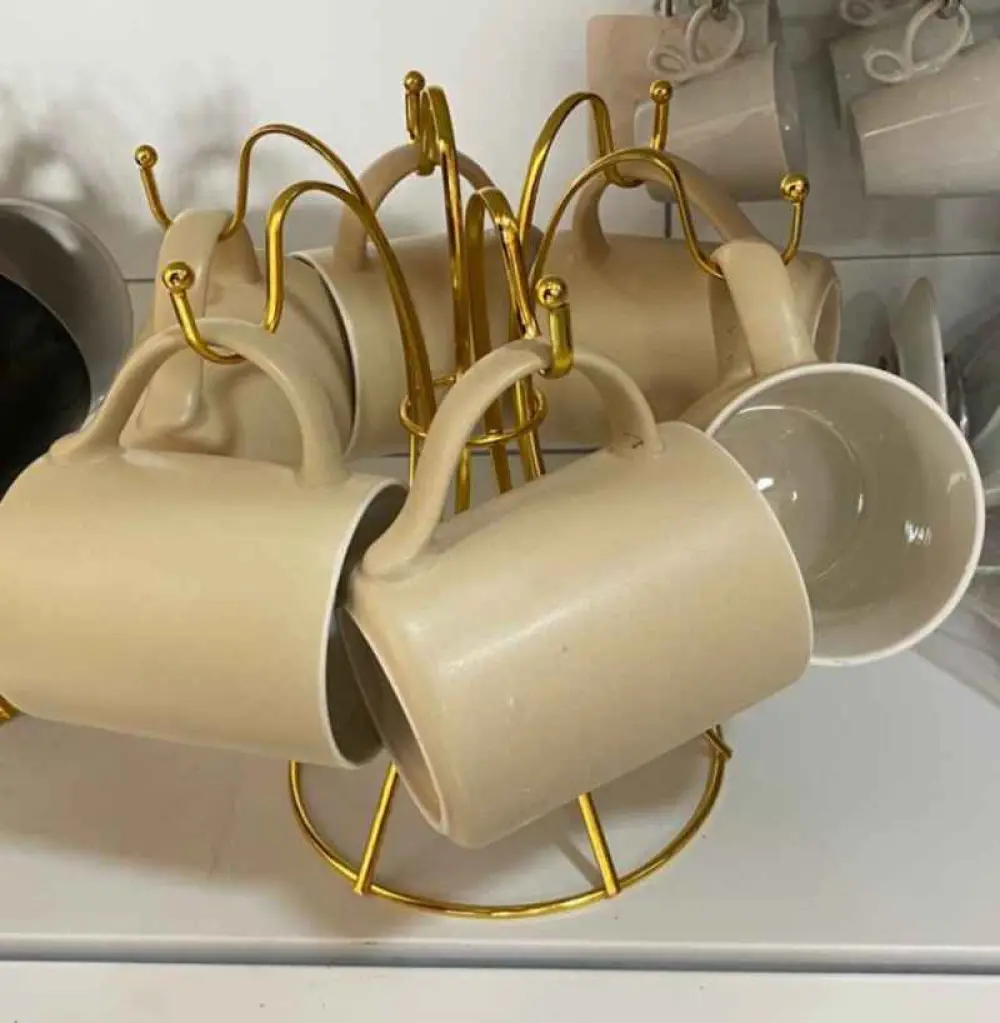 Ensemble de 6 tasses beige avec support en métal doré. 6PCS