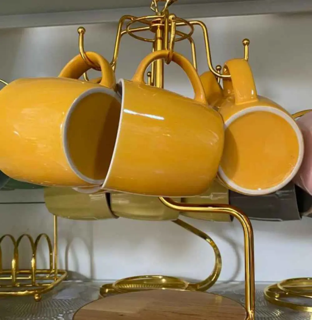 Ensemble de 6 tasses jaunes avec support décoratif en métal doré. 6PCS