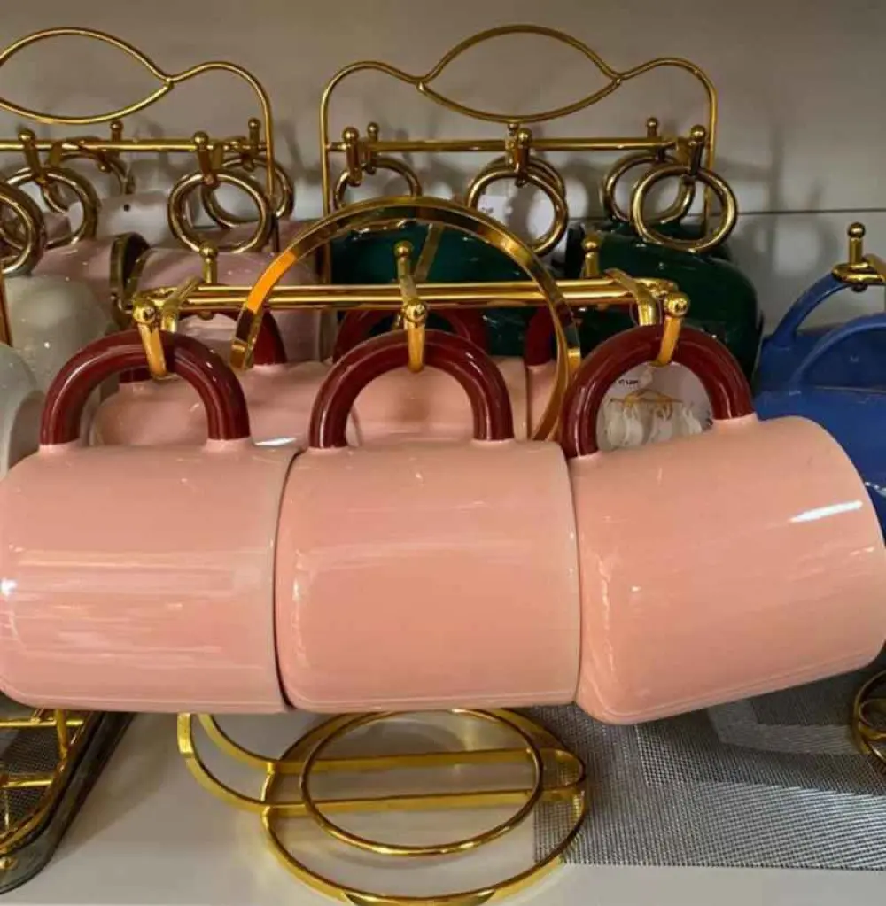 Ensemble de six tasses roses avec support en métal doré. 6PCS