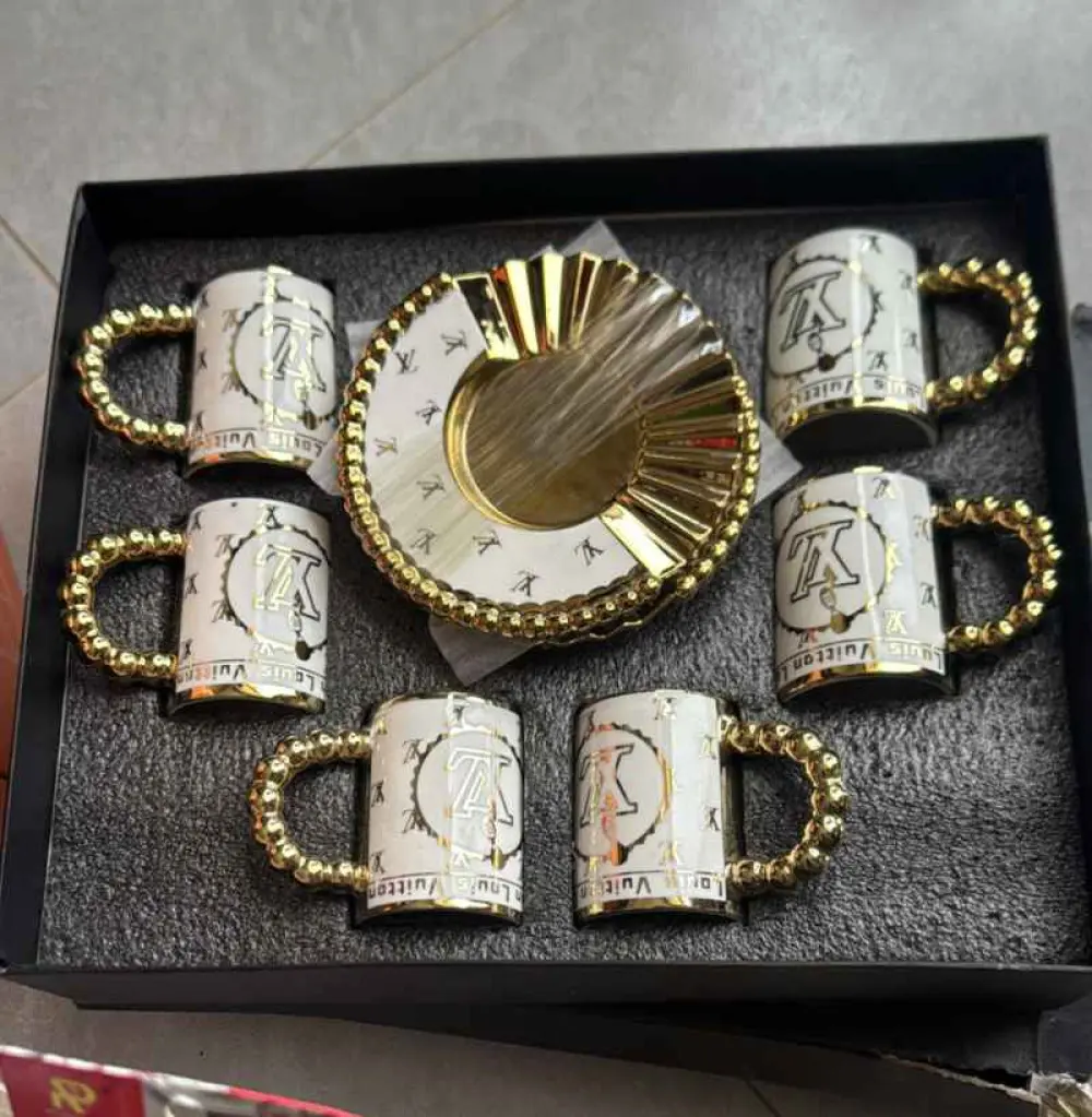 Ensemble de 6 tasses et sous tasses, Service décoratif. 12PCS  Blanc - doré