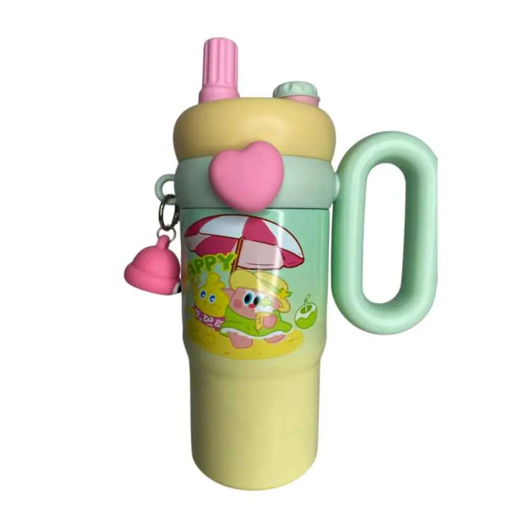 Bouteille d'eau ou gourde pour enfant.
