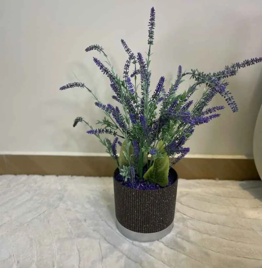 Vase décoratif avec fleur, un pot de fleurs décoratif