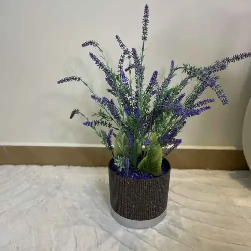Vase décoratif avec fleur, un pot de fleurs décoratif