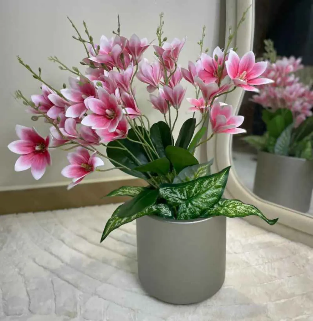 Bouquet de fleurs artificielles dans un vase décoratif.
