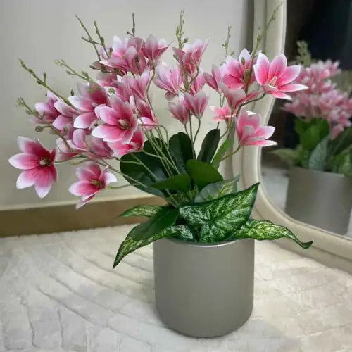 Bouquet de fleurs artificielles dans un vase décoratif.