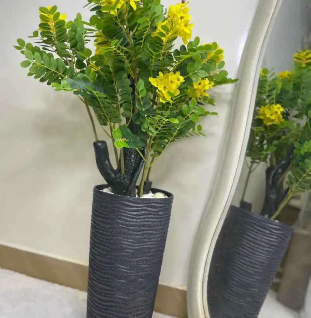 Vase Décorative, arbre artificiel avec des fleurs jaunes, placé dans un pot décoratif noir