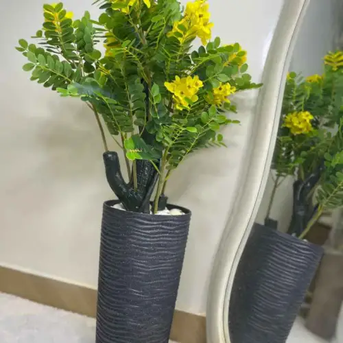 Vase Décorative, arbre artificiel avec des fleurs jaunes, placé dans un pot décoratif noir