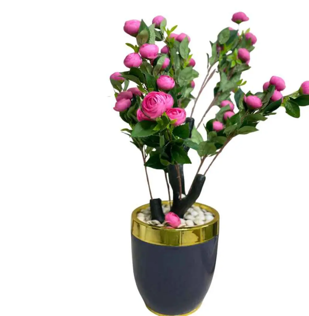 Vases décorative, un arrangement floral artificiel avec de pivoines artificielles dans un pot décoratif.
