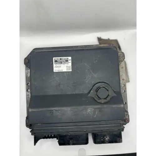 Calculateur moteur ECU ECM PCM d'origine pour Toyota Sienna 3.5L V6 2011. Référence OEM 89661-08300. Module électronique Denso assurant la gestion complète du moteur essence V6.
