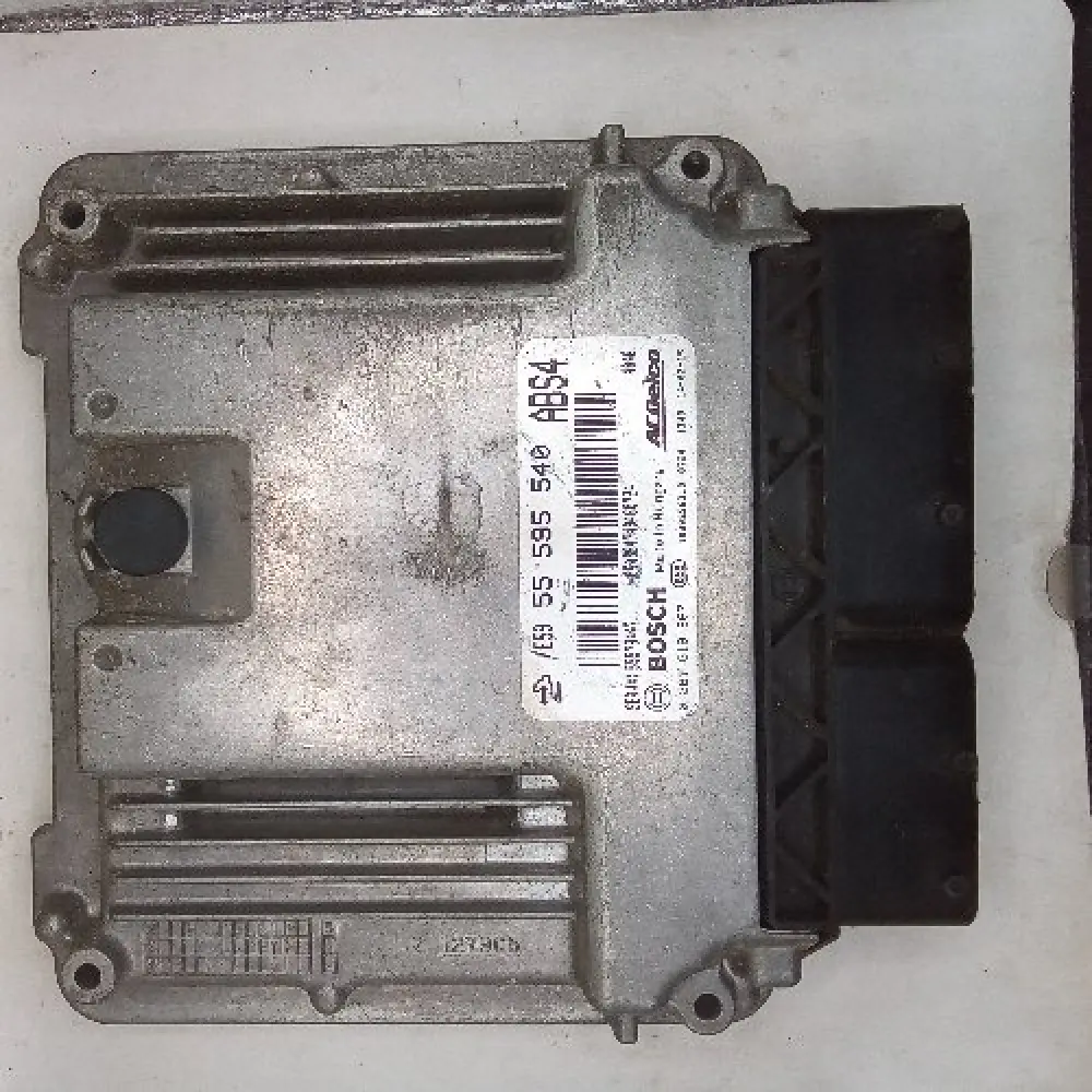 Calculateur moteur ECU UCE CALCULATEUR MOTEUR / 0281019867 5559540
