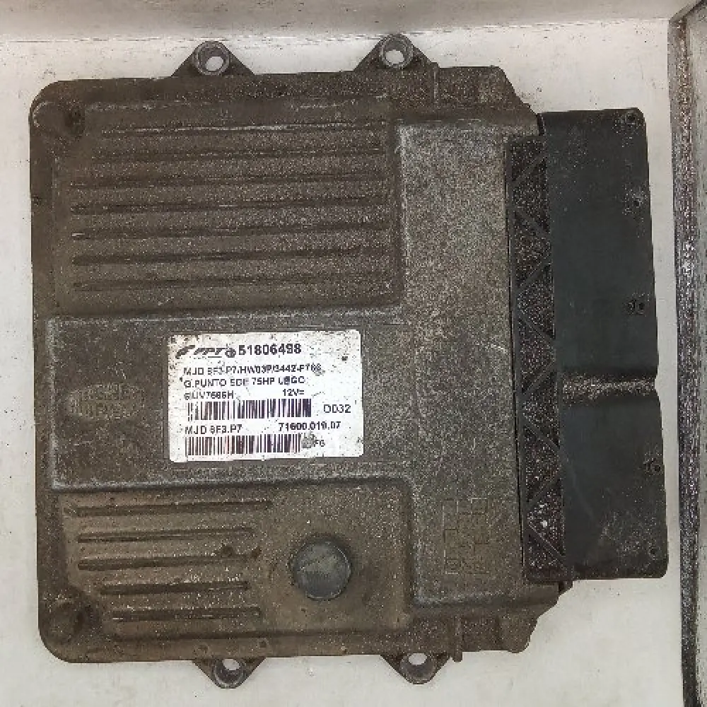Fiat Grande Punto 1.3 Multijet 75HP ECU 51806498 MJD6F3.P7 Unité de commande moteur
